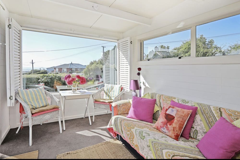 Riverton Cottage | ‘White ivory cottage’ in beautiful Taramea Bay