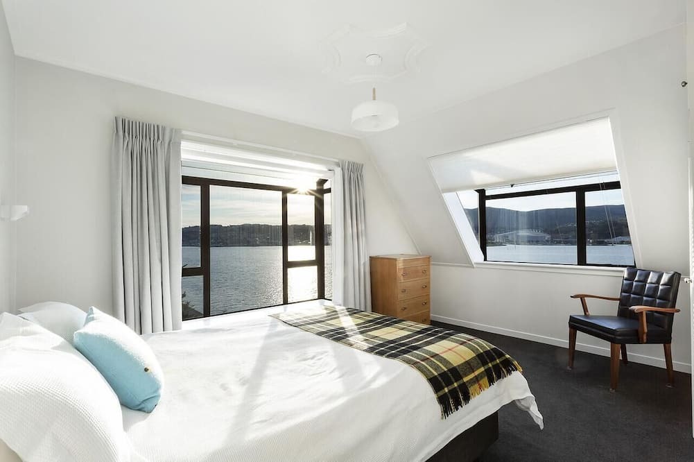 Dunedin House | Harbour Views