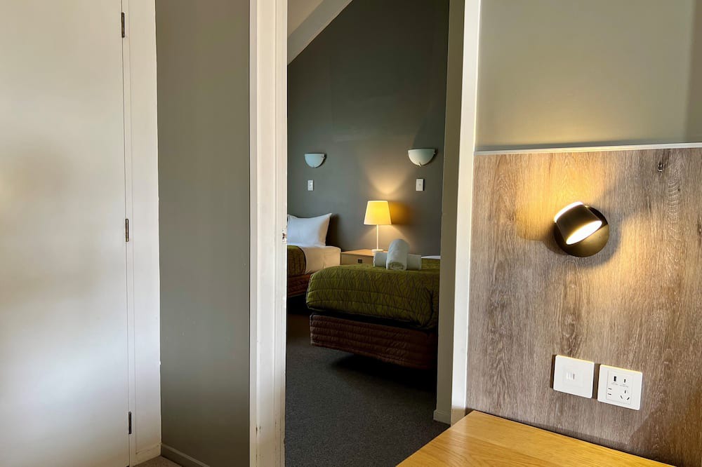 Mangere Hotel | Airport Manor Inn