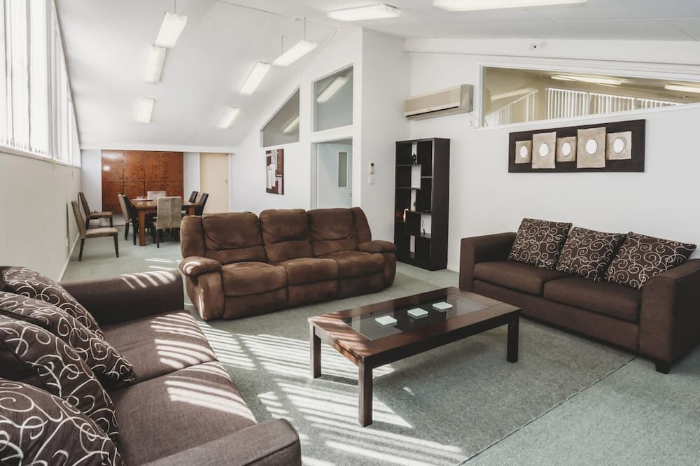 New Plymouth House | FOUR THE FAMILY SLEEPS 10