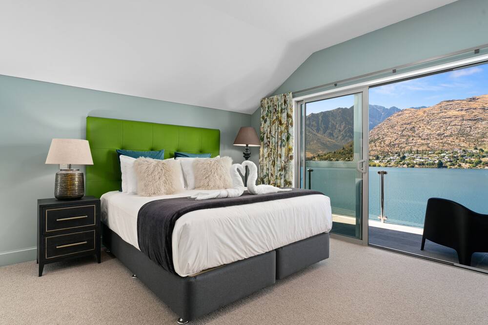 Queenstown Apartment | LAKE FRONT 3-BEDROOM APARTMENT WITH LAKE ACCESS