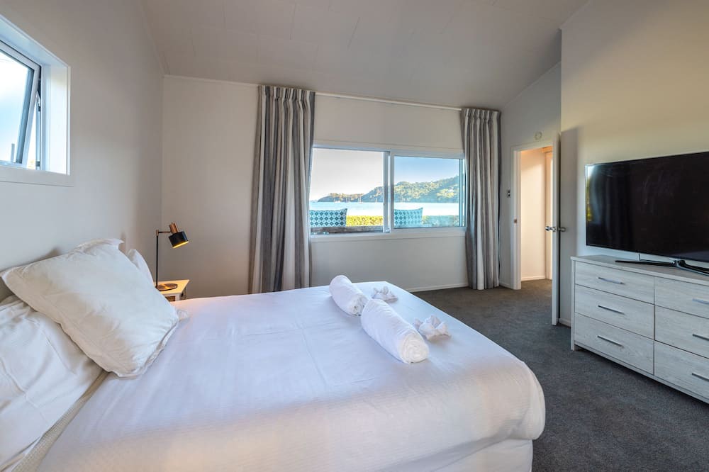 Blackpool Villa | Driftwood Beach House with Spa Pool