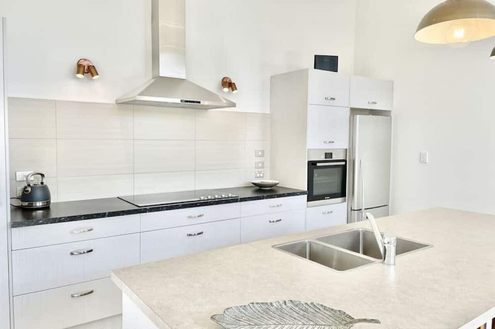 Oneroa House | A 5 minute walk from the Oneroa centre