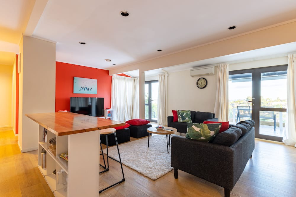 West Harbour House | Character 4BR Home - Seaview - Skyline - Hot tub