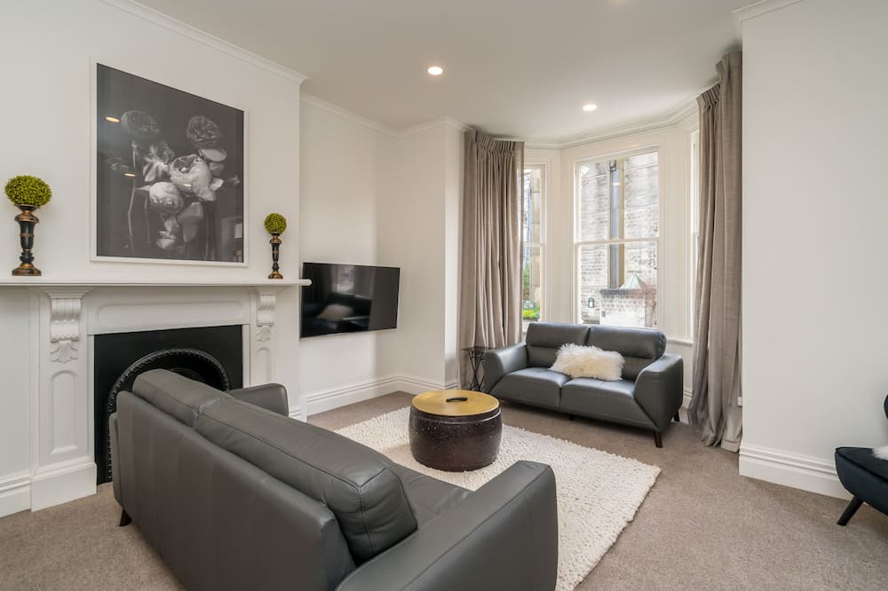 Dunedin City Centre House | Inner City Elegance on Stuart Street