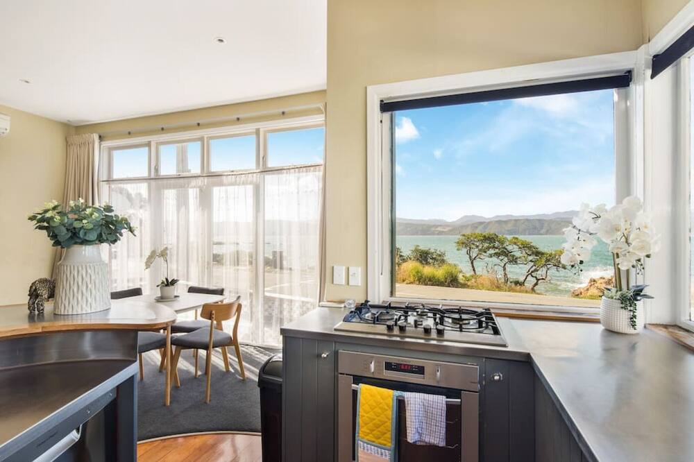 Miramar House | Waterfront 2-bed cottage, Karaka Bays
