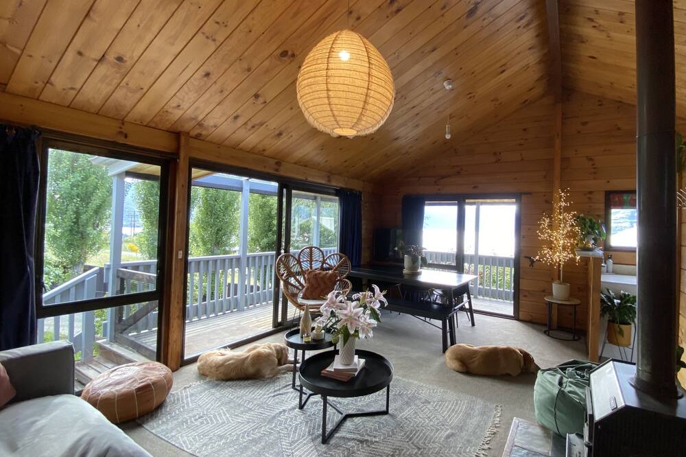 Fernhill House | Kiwi Bach vibes, lake views, close to town