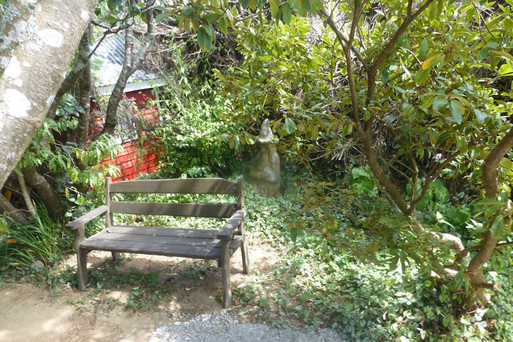 Eketahuna Apartment | Arty Place -where you can relax and enjoy art.