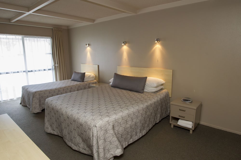 Hamilton East Hotel | Aspen Manor Motel