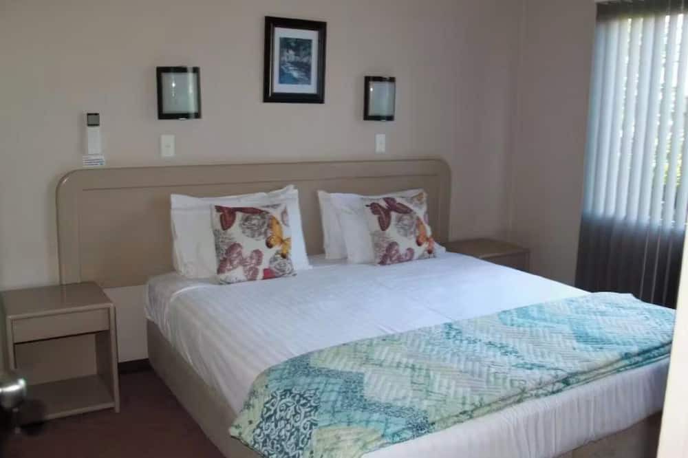 Manukau City Hotel | Asure Camelot Arms Motor Lodge