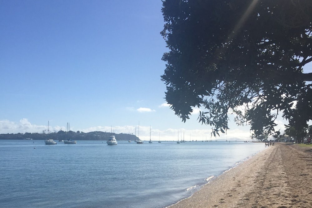Bucklands Beach House | Peace & tranquility, one min from beach - large spacious living & 2 x Queen Beds