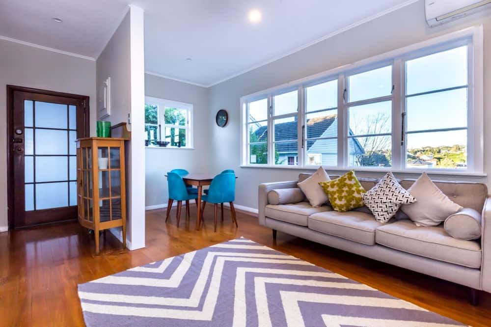Orakei Cottage | Sunny, Character 2 Bedroom Home - Mission Bay