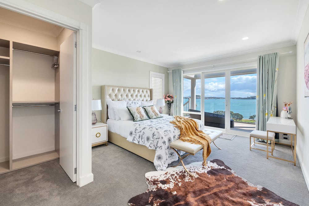 Orakei Apartment | Magnificent Harbour View Villa in Orakei