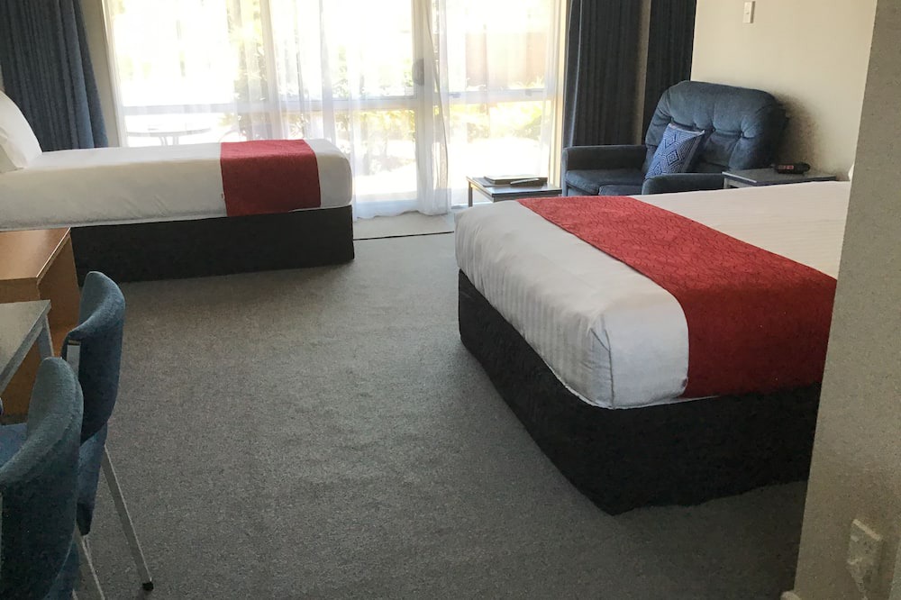 Redwood Hotel | Avon City Motel
