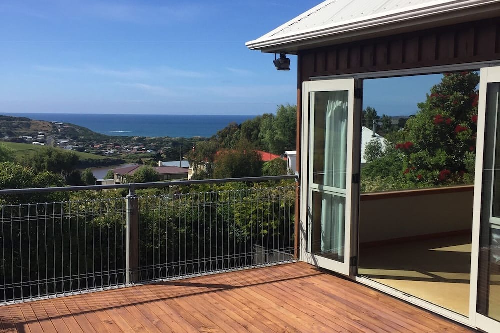 Dunedin House | 3 bedroom -all day sun overlooking Tomahawk beach
