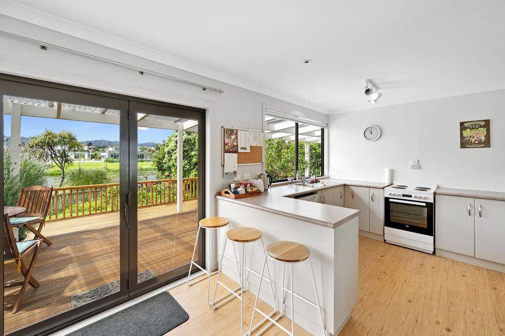 Waikanae Cottage | Lagoon Haven - Waikanae Holiday Home