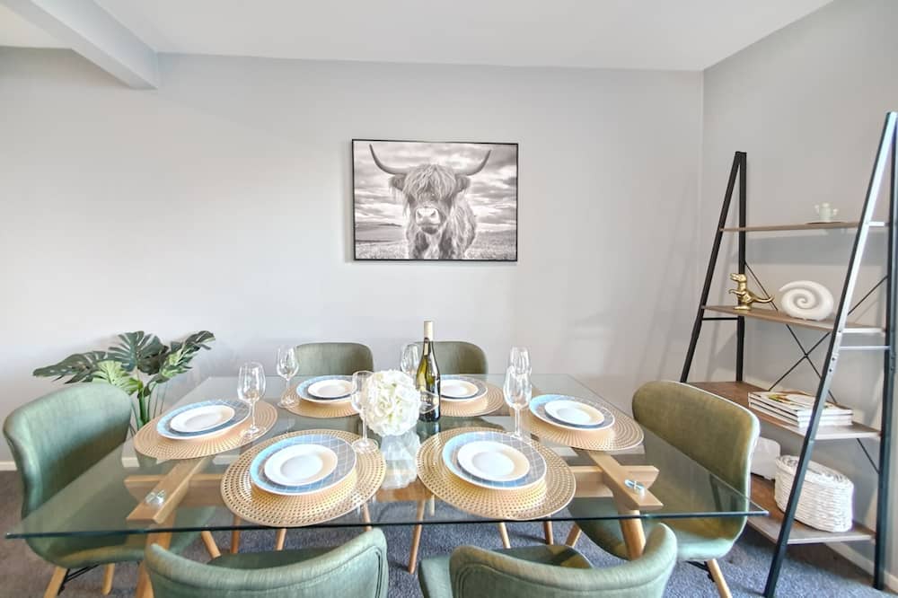 Fernhill House | Mountain, lake, sun and this sensational home