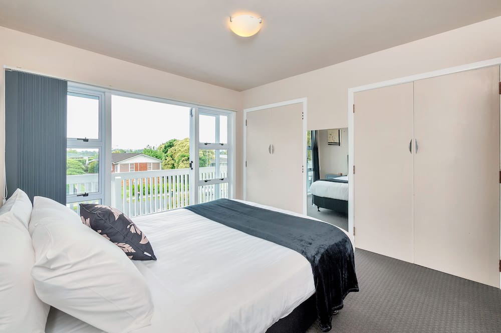 Pakuranga Heights House | Sunny Three Bedroom Delight Upper Level