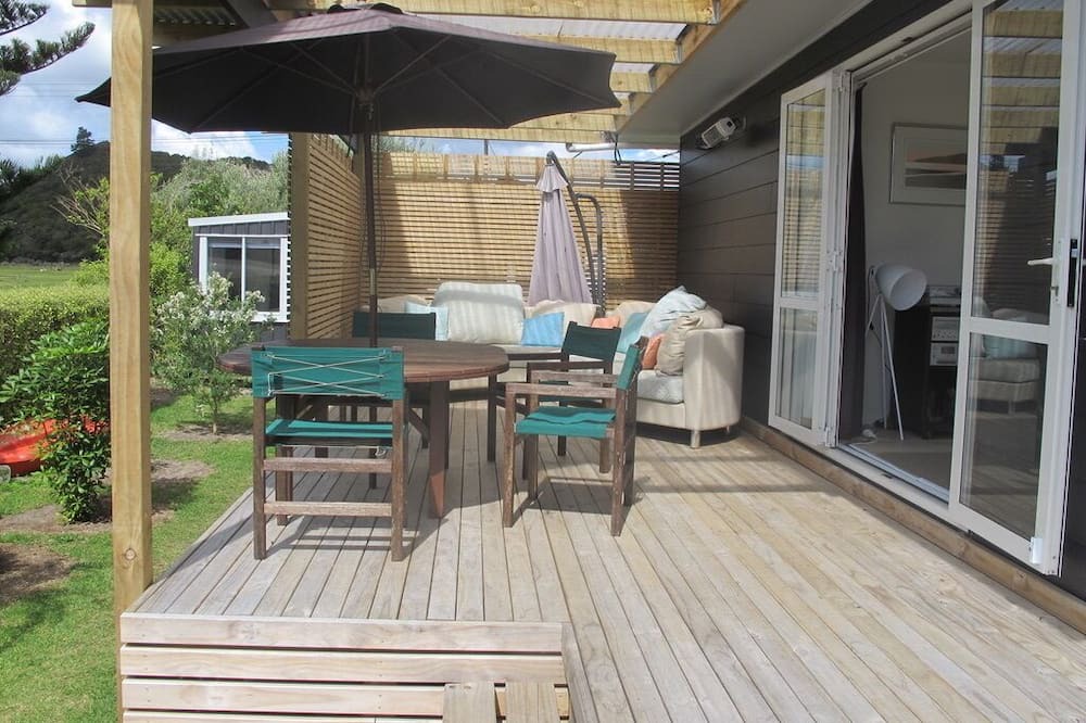 Pataua House | Cosy three-bedroom bach - 20-second walk from the beach - kayaks, mooring