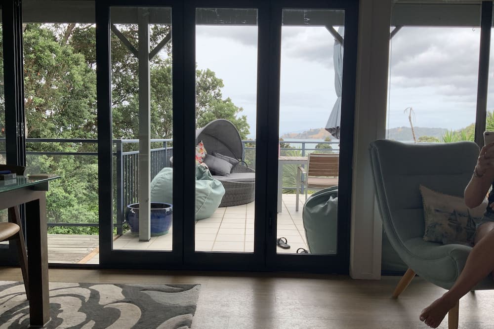 Onetangi House | 150 metres from Onetangi Beach