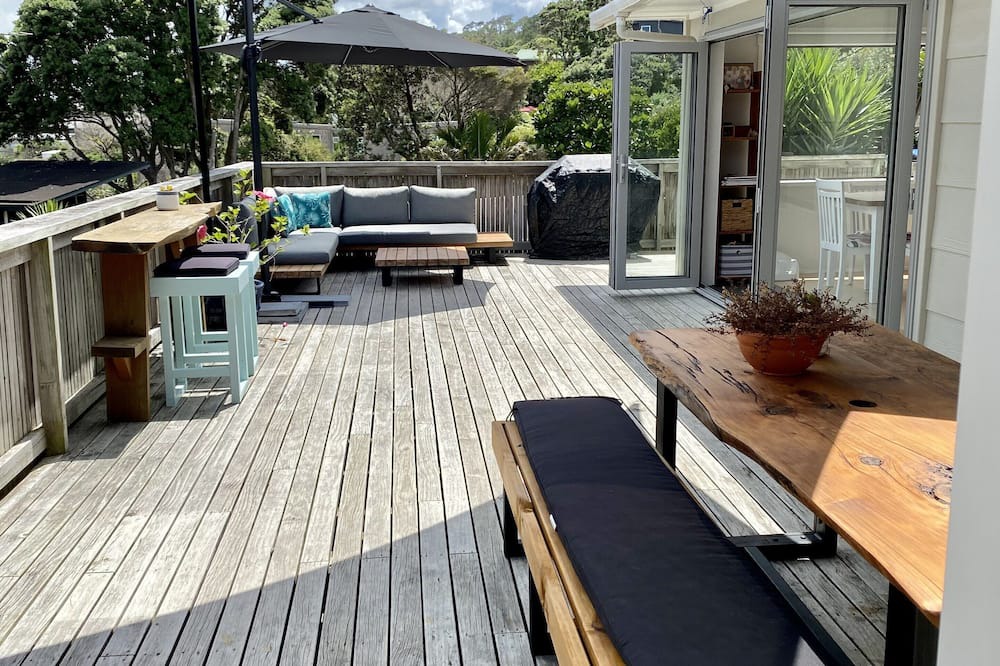 Muriwai House | Sunny, bright inviting home 14 minute walk to the main beach