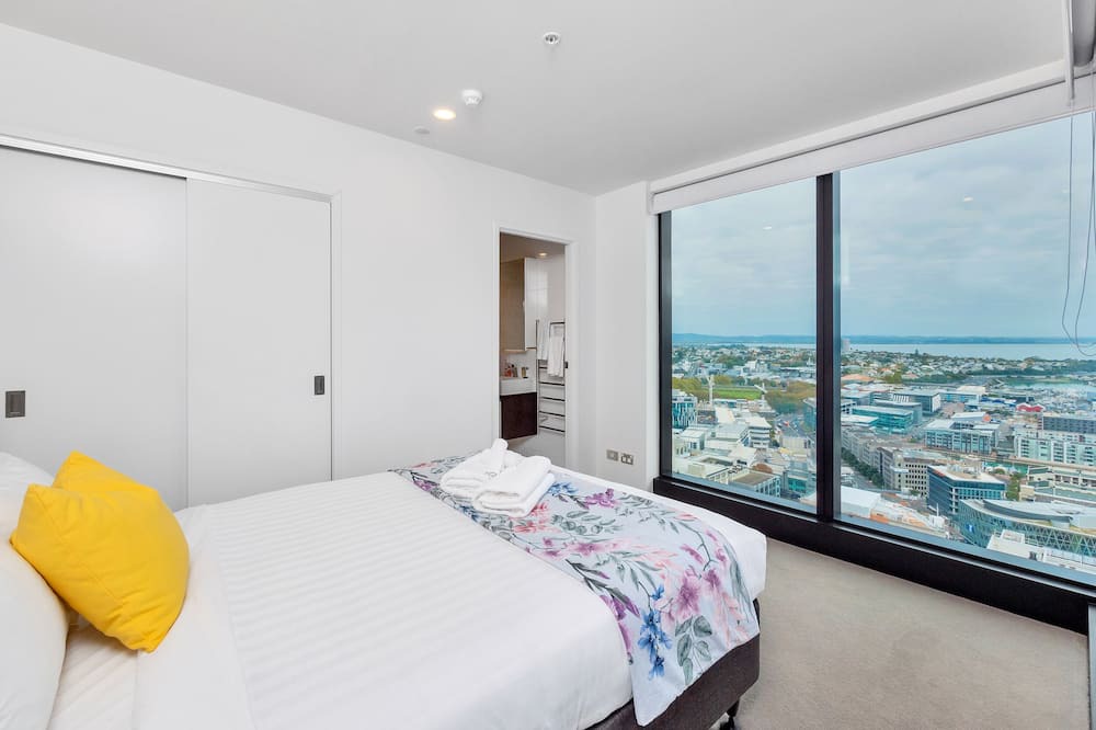 Auckland Central Business District Apartment | Amazing Harbour, Skytower & Rangitoto Views