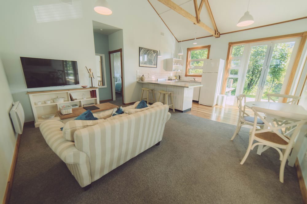 Stokes Valley Hotel | Silverstream Retreat