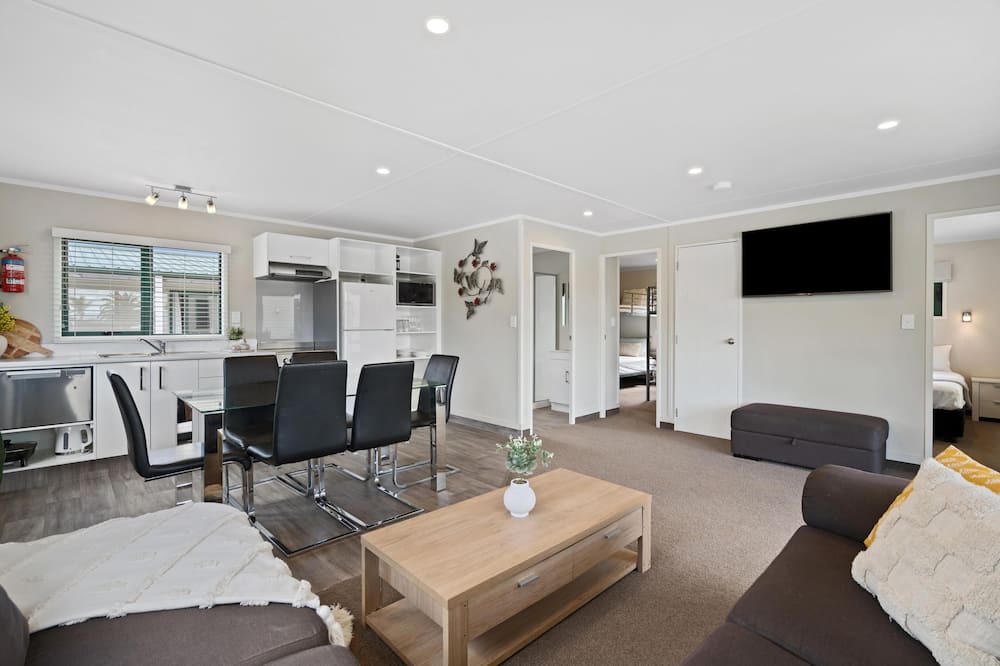 Waitakaruru Hotel | Tasman Holiday Parks - Miranda