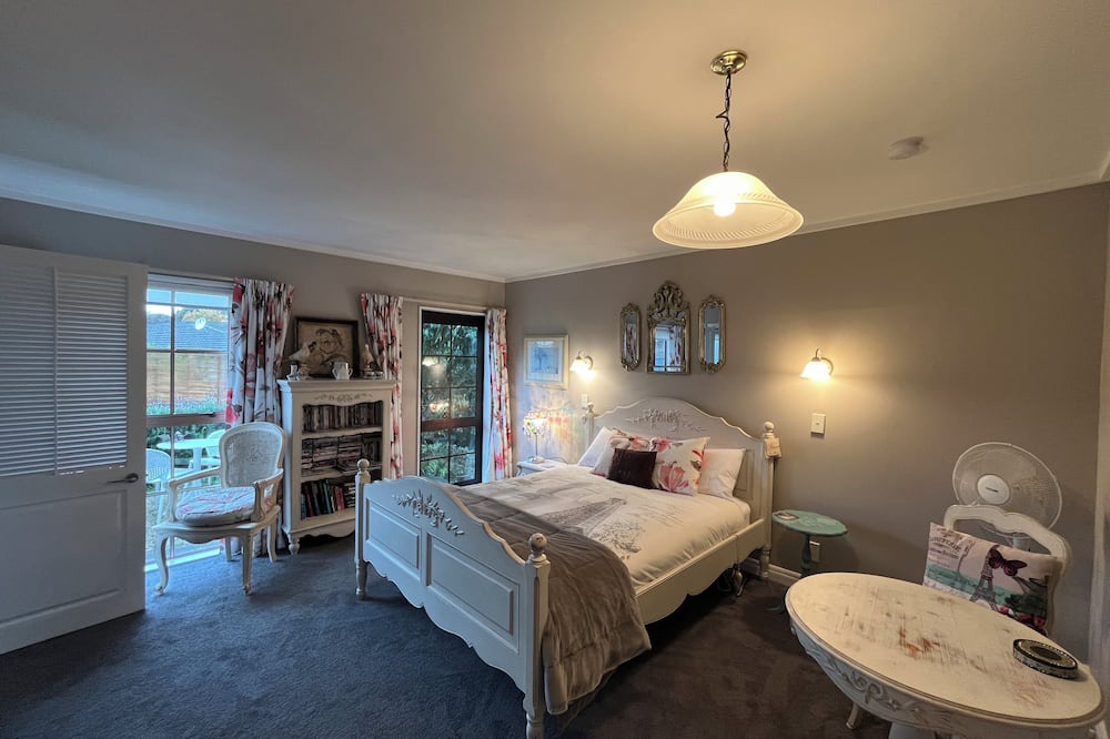 Paraparaumu Beach Bed & Breakfast | Tudor Manor Bed & Breakfast