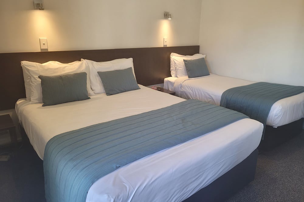 Merivale Hotel | Ashford Motor Lodge