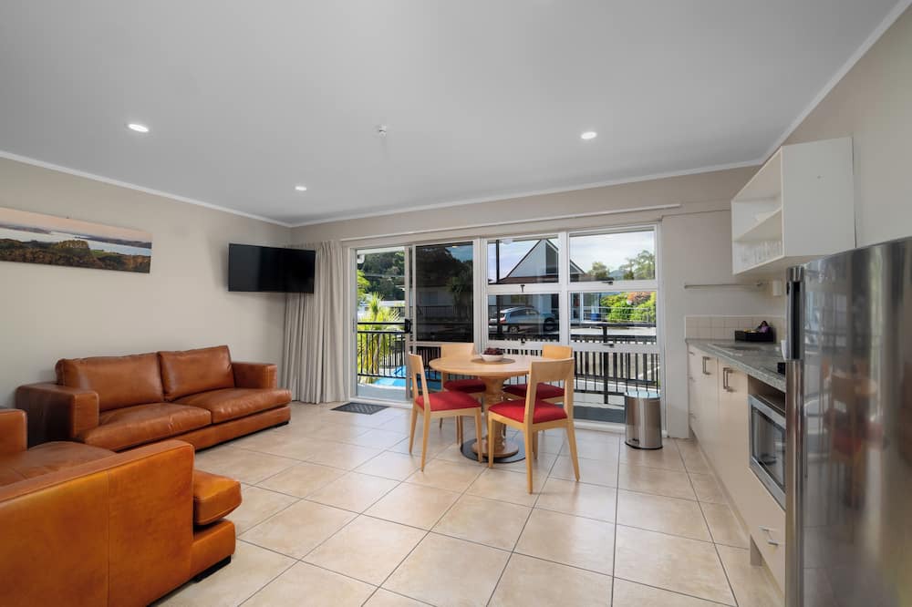 Russell Hotel | The Captains Motel