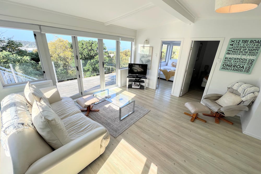 Oneroa Cottage | Tiri Cottage - Seaviews in Oneroa