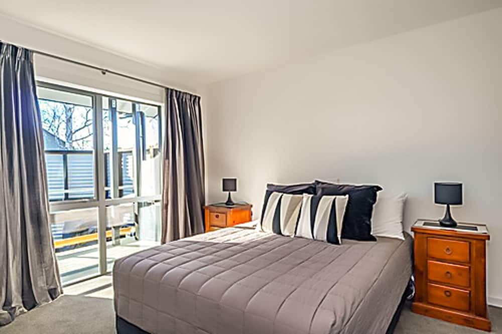 Geraldine Hotel | Black on Grey Motel