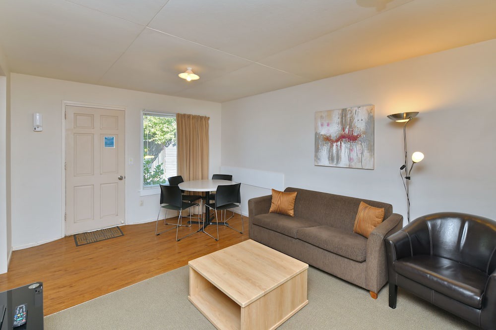 Woodend Hotel | Wayside Motel