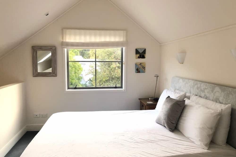 Akaroa Apartment | The Bruce Waterfront Apartments by AVI
