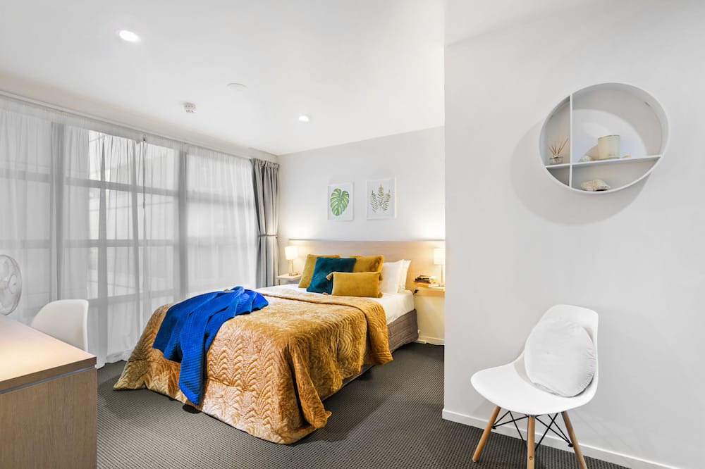 Grafton Apartment | Decorated Central City Apt w 2 Bathrooms