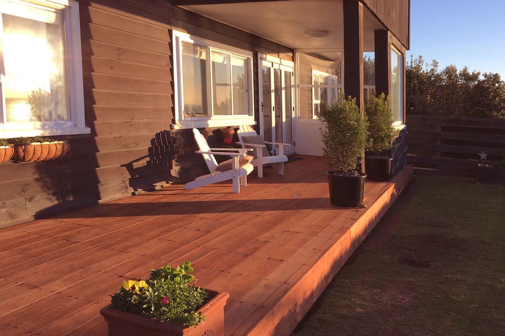 Oakura House | Te Moana - A perfectly situated and homely bach.