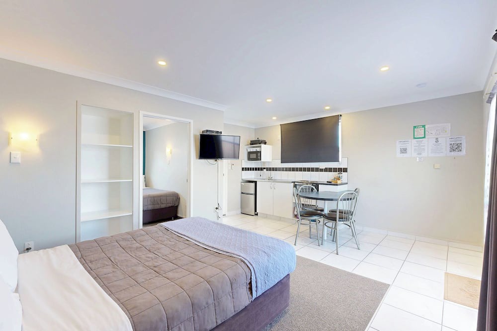 Westshore Hotel | Albatross Motel