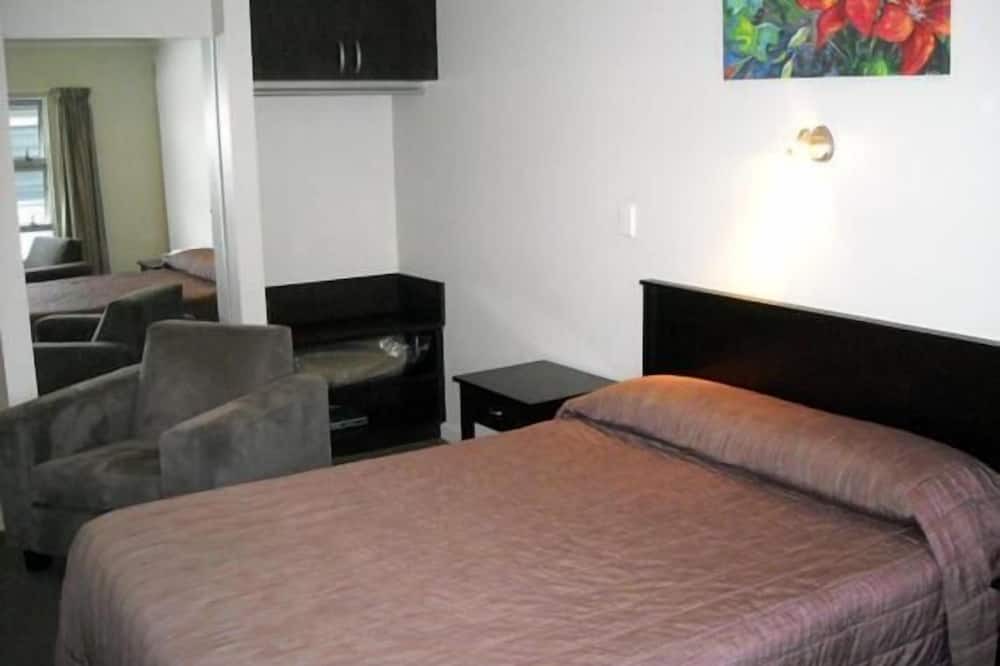 Milton Hotel | St John's Court Motel