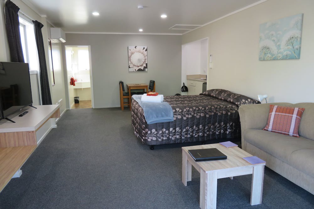 Springlands Hotel | Commodore Court Motel
