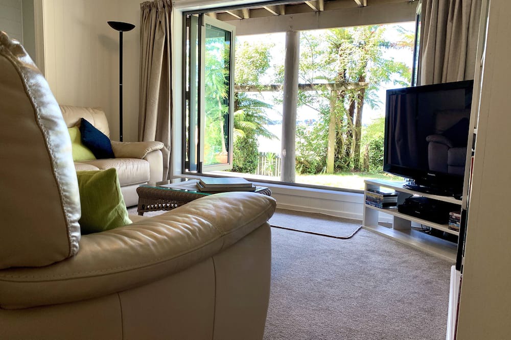 Welcome Bay Apartment | Absolute waterfront - Beach Retreat Escape