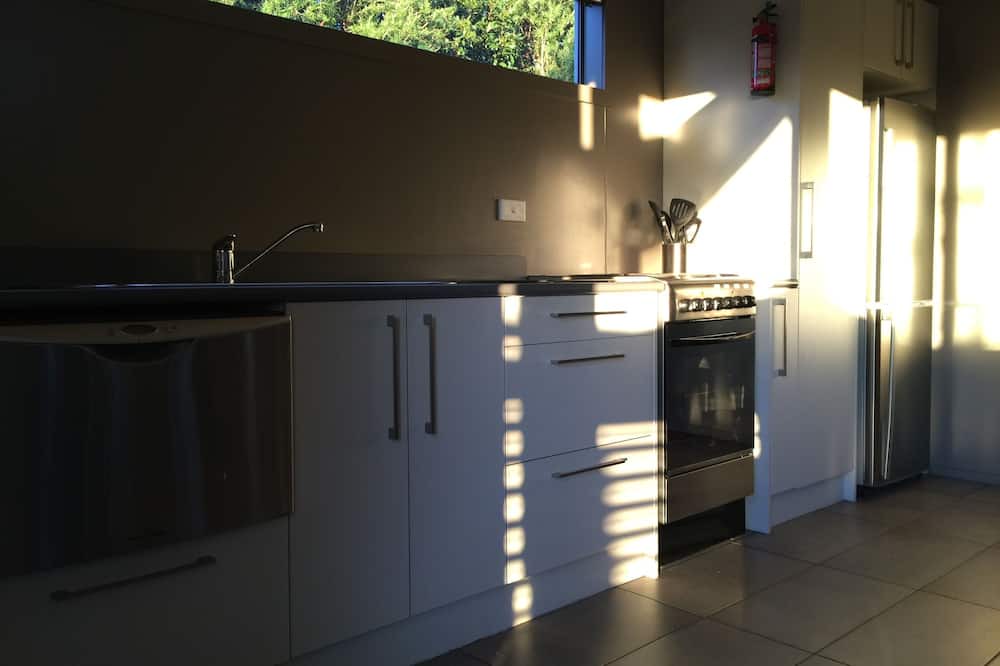 Havelock North House | In the Heart of the Village with Park Views
