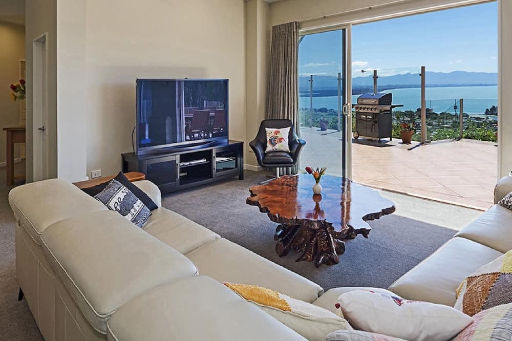 Britannia Heights House | Seasbreeze 3 - Spacious, Sunny Nelson Holiday Home with Sea Views!
