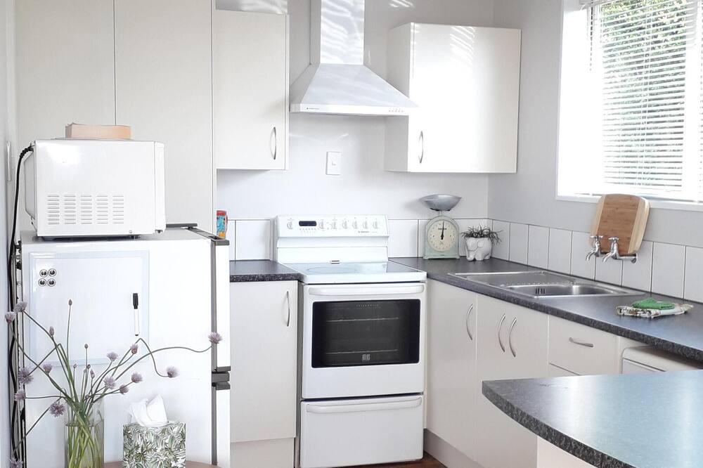 Dunedin House | Sunny and private 2 bed Wakari home elevated with views over harbour