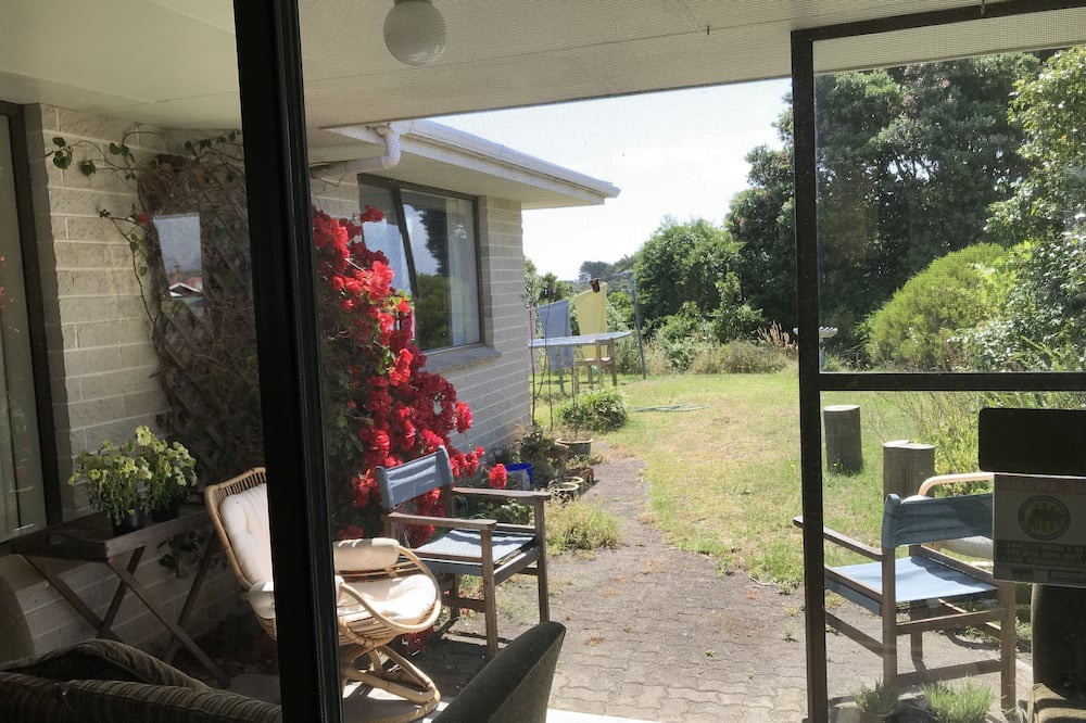 Otaki House | Comfy quiet Otaki Beach house with views to the mountains