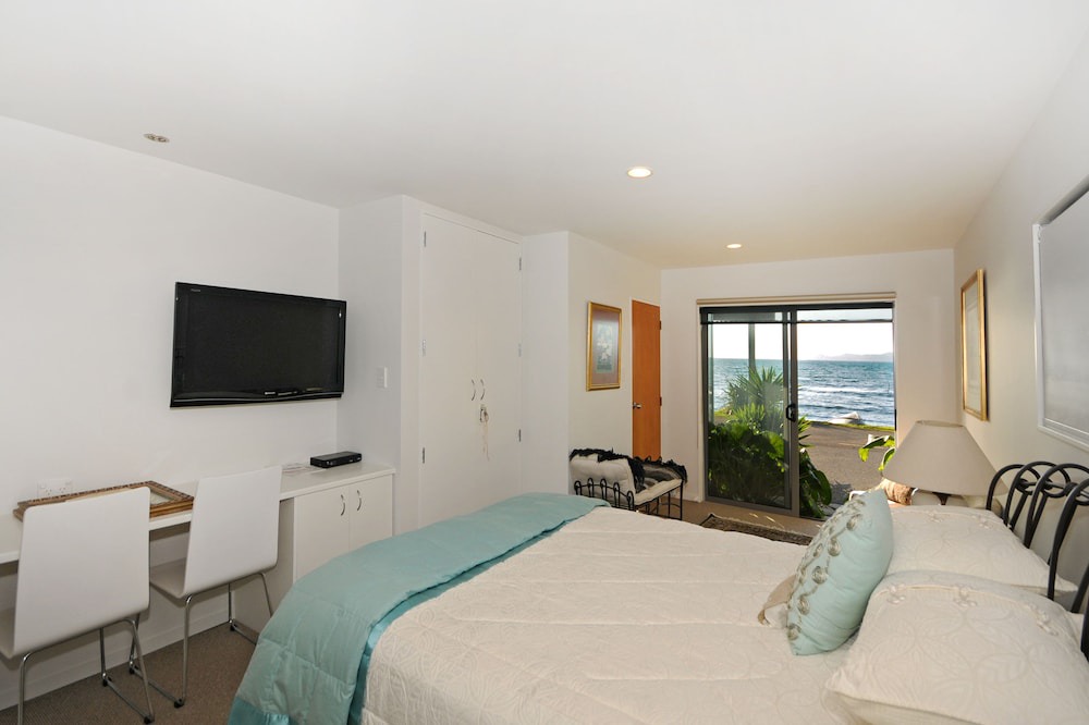 Pukerua Bay Bed & Breakfast | Kapiti Waves Beach Retreat