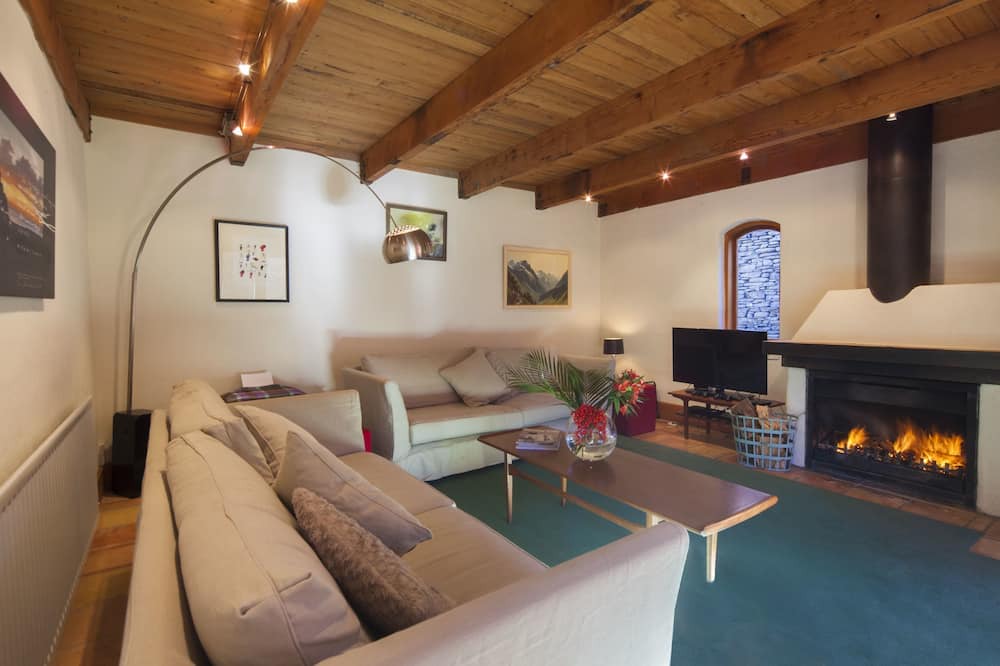 Arrowtown Villa | Wharenui