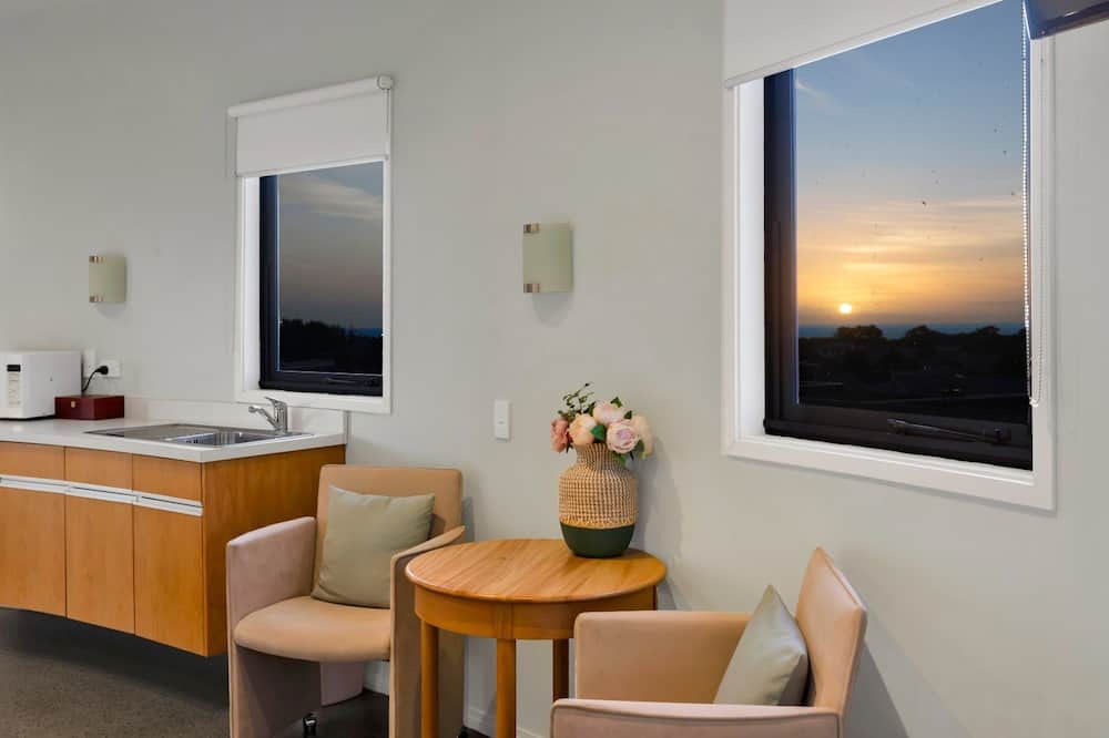 Opunake Hotel | Headlands Hotel