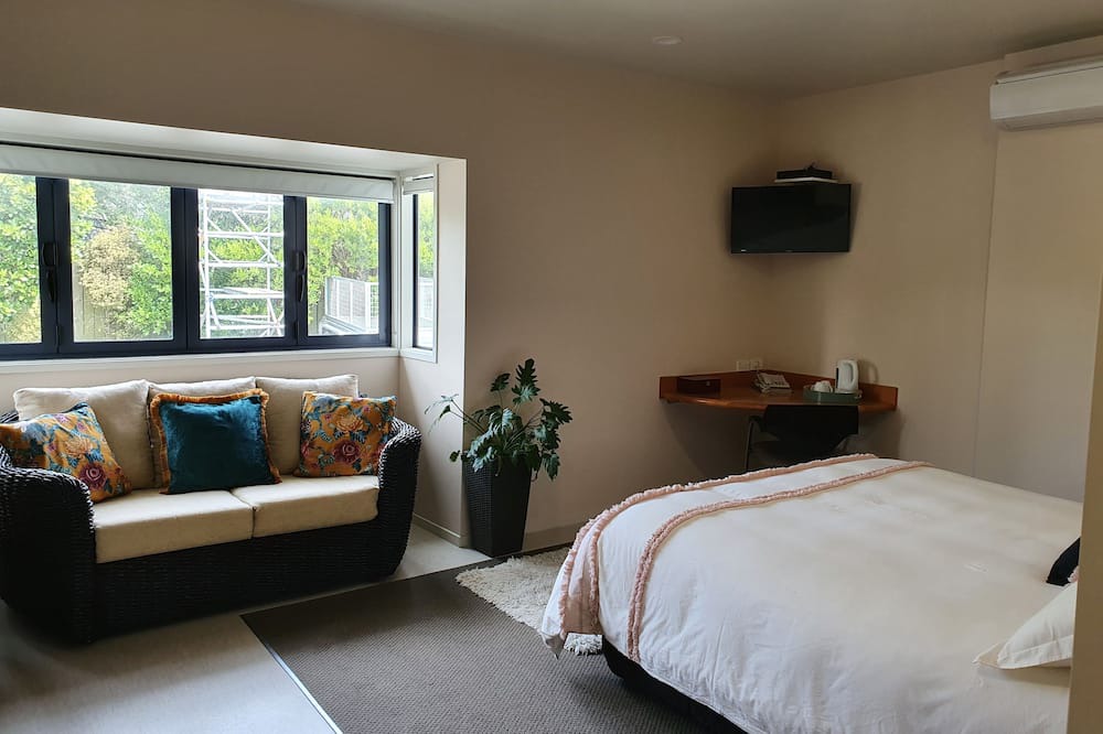 Opunake Hotel | Headlands Hotel