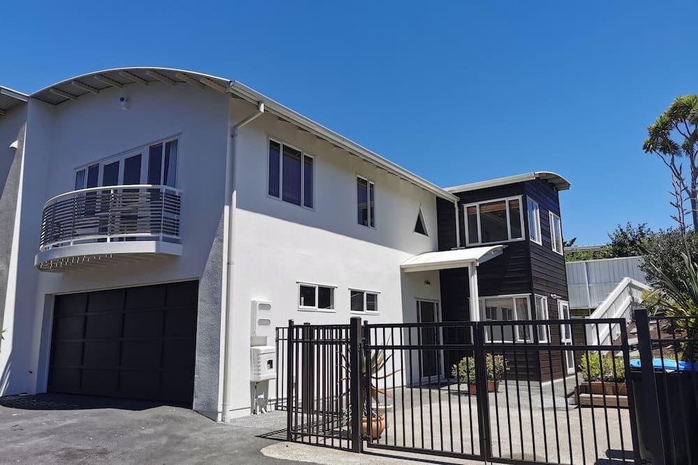 Three Kings House | LILYPAD 4-bedroom Urban Retreat Auckland